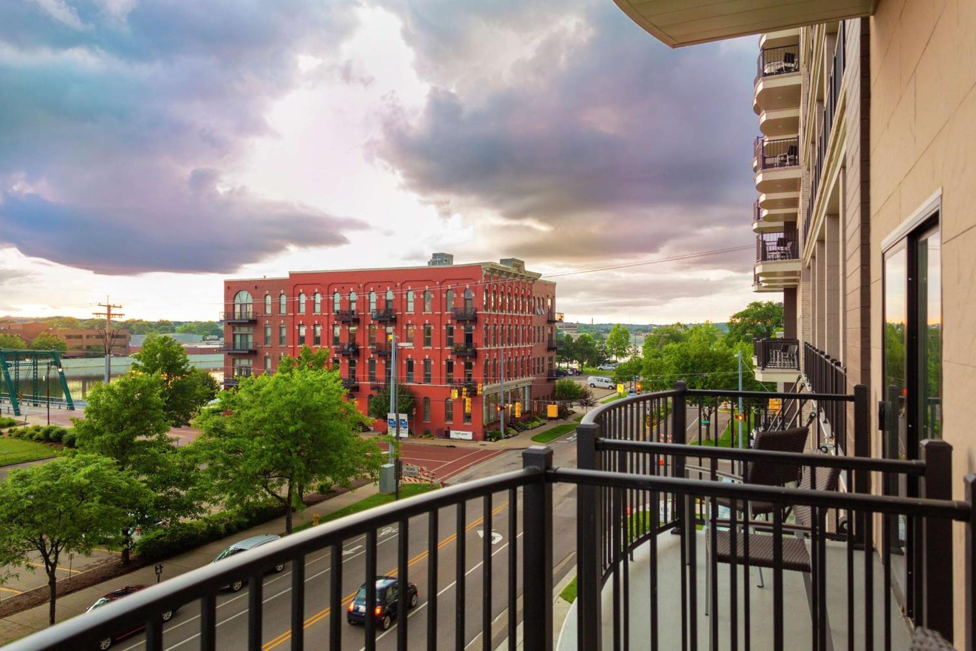 Embassy Suites By Hilton Grand Rapids Downtown Екстериор снимка